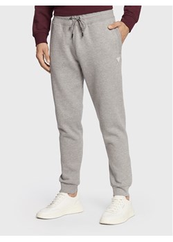 Guess Spodnie dresowe Aldwin Z2YB22 K9V31 Szary Regular Fit ze sklepu MODIVO w kategorii Spodnie męskie - zdjęcie 181138668