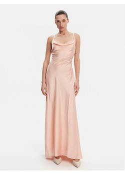Guess Sukienka wieczorowa W5GT10 WF1T2 Koralowy Slim Fit ze sklepu MODIVO w kategorii Sukienki - zdjęcie 181139786