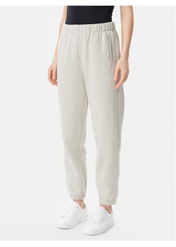 Gap Spodnie dresowe 765568-03 Beżowy Relaxed Fit ze sklepu MODIVO w kategorii Spodnie damskie - zdjęcie 181139787