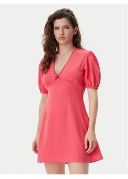 Tommy Jeans Sukienka letnia DW0DW20337 Różowy Regular Fit ze sklepu MODIVO w kategorii Sukienki - zdjęcie 181140127