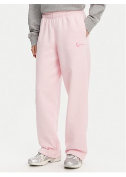 Karl Kani Spodnie dresowe Signature Os 61030060 Różowy Relaxed Fit ze sklepu MODIVO w kategorii Spodnie damskie - zdjęcie 181140175