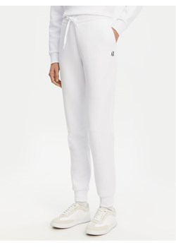 Armani Exchange Spodnie dresowe XW000824 AF10818 U0002 Biały Regular Fit ze sklepu MODIVO w kategorii Spodnie damskie - zdjęcie 181140338