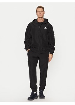 adidas Dres Sportswear Woven Cargo JI8888 Czarny Regular Fit ze sklepu MODIVO w kategorii Dresy męskie - zdjęcie 181140505