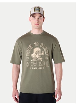New Era T-Shirt Football Graphic 60596409 Zielony Regular Fit ze sklepu MODIVO w kategorii T-shirty męskie - zdjęcie 181141468