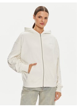 Calvin Klein Jeans Bluza Diffused J20J223533 Écru Regular Fit ze sklepu MODIVO w kategorii Bluzy damskie - zdjęcie 181141487