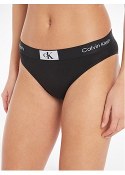 Calvin Klein Underwear Figi klasyczne 000QF7222E Czarny ze sklepu MODIVO w kategorii Majtki damskie - zdjęcie 181142857