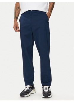 New Balance Spodnie materiałowe Athletics Standard MP43554NNY Granatowy Regular Fit ze sklepu MODIVO w kategorii Spodnie męskie - zdjęcie 181143206