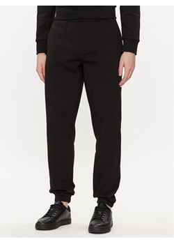 Calvin Klein Spodnie dresowe Color Embossed Logo K10K112688 Czarny Regular Fit ze sklepu MODIVO w kategorii Spodnie męskie - zdjęcie 181143686