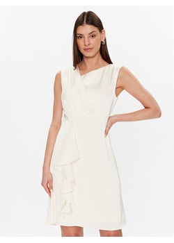 DKNY Sukienka koktajlowa DD2K2383 Écru Regular Fit ze sklepu MODIVO w kategorii Sukienki - zdjęcie 181143915