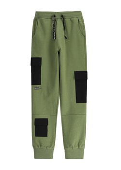 Coccodrillo Spodnie dresowe WC5120104GBJ Khaki Regular Fit ze sklepu MODIVO w kategorii Spodnie chłopięce - zdjęcie 181144506