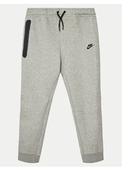 Nike Spodnie dresowe FD3287 Szary Standard Fit ze sklepu MODIVO w kategorii Spodnie chłopięce - zdjęcie 181144969