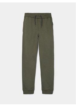 NAME IT Spodnie dresowe 13153684 Zielony Regular Fit ze sklepu MODIVO w kategorii Spodnie chłopięce - zdjęcie 181146189