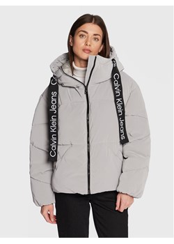 Calvin Klein Jeans Kurtka zimowa J20J220017 Szary Regular Fit ze sklepu MODIVO w kategorii Kurtki damskie - zdjęcie 181146256