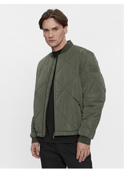 Calvin Klein Kurtka bomber Signature K10K111880 Zielony Regular Fit ze sklepu MODIVO w kategorii Kurtki męskie - zdjęcie 181146779