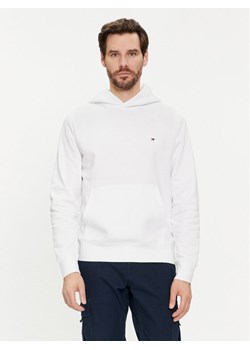 Tommy Hilfiger Bluza Flag Logo MW0MW34266 Biały Regular Fit ze sklepu MODIVO w kategorii Bluzy męskie - zdjęcie 181147146