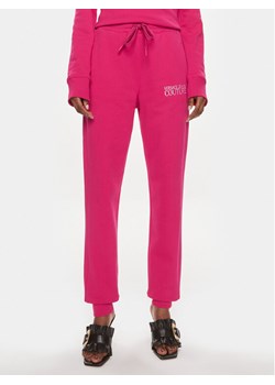 Versace Jeans Couture Spodnie dresowe 76HAAT01 Różowy Regular Fit ze sklepu MODIVO w kategorii Spodnie damskie - zdjęcie 181147279