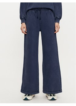 Deha Spodnie dresowe C12175 Granatowy Relaxed Fit ze sklepu MODIVO w kategorii Spodnie damskie - zdjęcie 181147628