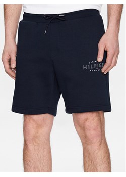 Tommy Hilfiger Szorty sportowe Curve Logo MW0MW30014 Granatowy Regular Fit ze sklepu MODIVO w kategorii Spodenki męskie - zdjęcie 181147797