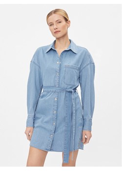 Tommy Jeans Sukienka jeansowa DW0DW17421 Niebieski Regular Fit ze sklepu MODIVO w kategorii Sukienki - zdjęcie 181147935