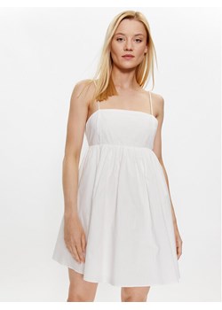 Glamorous Sukienka letnia CA0395 Biały Regular Fit ze sklepu MODIVO w kategorii Sukienki - zdjęcie 181148486