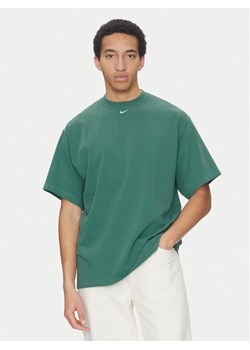 Nike T-Shirt FB7865 Zielony Relaxed Fit ze sklepu MODIVO w kategorii T-shirty męskie - zdjęcie 181148606