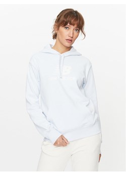 New Balance Bluza Essentials Stacked Logo Hoodie WT31533 Błękitny Regular Fit ze sklepu MODIVO w kategorii Bluzy damskie - zdjęcie 181149287