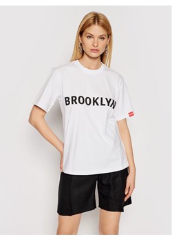 Victoria Victoria Beckham T-Shirt Brooklyn 2221JTS002511A Biały Regular Fit ze sklepu MODIVO w kategorii Bluzki damskie - zdjęcie 181150166