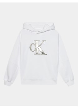 Calvin Klein Jeans Bluza Metallic Monogram IG0IG02298 Biały Regular Fit ze sklepu MODIVO w kategorii Bluzy chłopięce - zdjęcie 181150245