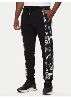 Versace Jeans Couture Spodnie dresowe 76GAA3C0 Czarny Regular Fit ze sklepu MODIVO w kategorii Spodnie męskie - zdjęcie 181150558