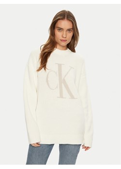 Calvin Klein Jeans Sweter Intrasia J20J224799 Écru Relaxed Fit ze sklepu MODIVO w kategorii Swetry damskie - zdjęcie 181151257