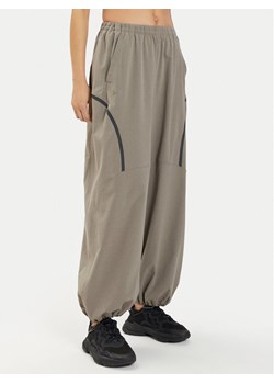 Under Armour Spodnie dresowe Ua Unstoppable Airvent Parachute Pant 1382740-200 Szary Loose Fit ze sklepu MODIVO w kategorii Spodnie damskie - zdjęcie 181151986