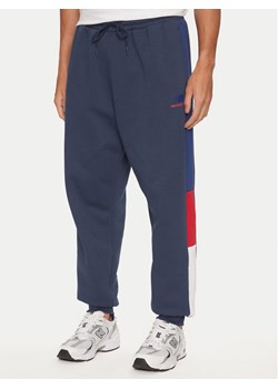 New Balance Spodnie dresowe MP43522NNY Niebieski Relaxed Fit ze sklepu MODIVO w kategorii Spodnie męskie - zdjęcie 181152548