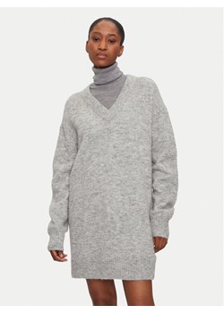 Calvin Klein Jeans Sukienka dzianinowa J20J224638 Szary Loose Fit ze sklepu MODIVO w kategorii Sukienki - zdjęcie 181153085