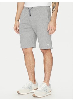 Guess Szorty sportowe Z2YD04 KAIJ1 Szary Regular Fit ze sklepu MODIVO w kategorii Spodenki męskie - zdjęcie 181153369