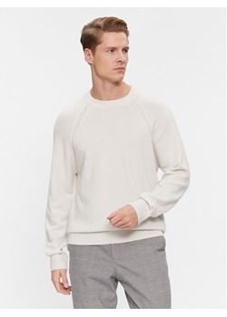 Calvin Klein Sweter K10K111954 Écru Regular Fit ze sklepu MODIVO w kategorii Swetry męskie - zdjęcie 181153626