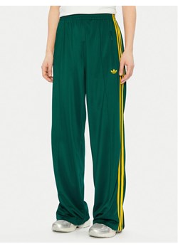 adidas Spodnie dresowe adicolor Classic Firebird JP2314 Zielony Loose Fit ze sklepu MODIVO w kategorii Spodnie damskie - zdjęcie 181154258