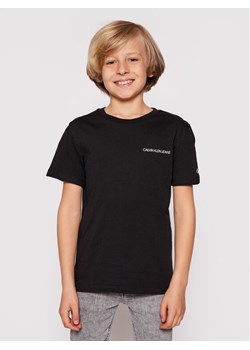 Calvin Klein Jeans T-Shirt Chest Logo IB0IB00456 Czarny Regular Fit ze sklepu MODIVO w kategorii T-shirty chłopięce - zdjęcie 181154508