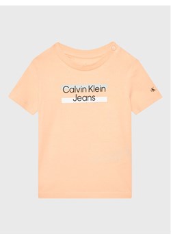 Calvin Klein Jeans T-Shirt Hero Logo IN0IN00068 Pomarańczowy Regular Fit ze sklepu MODIVO w kategorii T-shirty chłopięce - zdjęcie 181154918