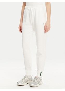 Lacoste Spodnie dresowe XF0343 Biały Regular Fit ze sklepu MODIVO w kategorii Spodnie damskie - zdjęcie 181155117