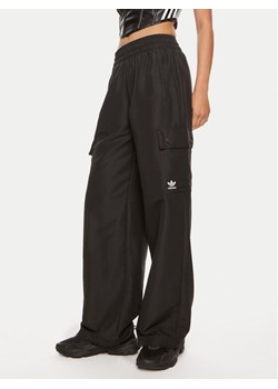 adidas Spodnie dresowe Essentials Woven Cargo IX9974 Czarny Loose Fit ze sklepu MODIVO w kategorii Spodnie damskie - zdjęcie 181155188