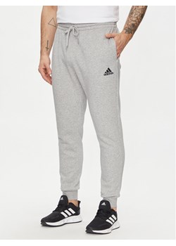 adidas Spodnie dresowe Essentials Fleece HL2230 Szary Regular Fit ze sklepu MODIVO w kategorii Spodnie męskie - zdjęcie 181155235