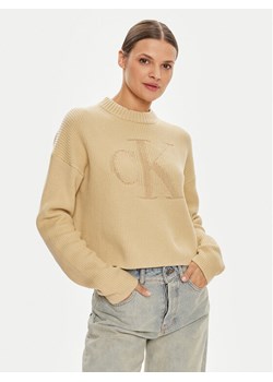 Calvin Klein Jeans Sweter Logo Intarsia J20J223615 Beżowy Relaxed Fit ze sklepu MODIVO w kategorii Swetry damskie - zdjęcie 181155405