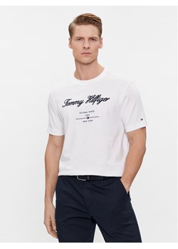 Tommy Hilfiger T-Shirt Script Logo Tee MW0MW33691 Biały Regular Fit ze sklepu MODIVO w kategorii T-shirty męskie - zdjęcie 181155517