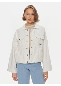 Calvin Klein Jeans Kurtka jeansowa J20J223430 Biały Relaxed Fit ze sklepu MODIVO w kategorii Kurtki damskie - zdjęcie 181156039