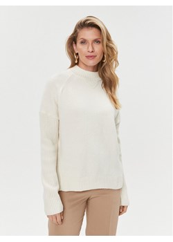 Boss Sweter Foltin 50501575 Écru Relaxed Fit ze sklepu MODIVO w kategorii Swetry damskie - zdjęcie 181157015