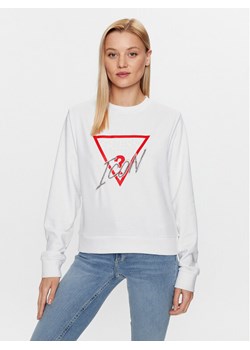 Guess Bluza Icon W3YQ01 KB683 Biały Regular Fit ze sklepu MODIVO w kategorii Bluzy damskie - zdjęcie 181157269