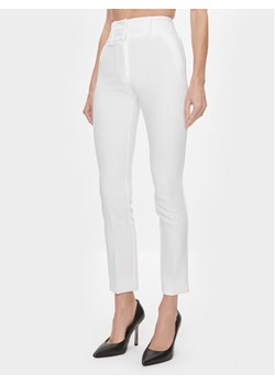 Marciano Guess Spodnie materiałowe 3BGB28 7046A Biały Regular Fit ze sklepu MODIVO w kategorii Spodnie damskie - zdjęcie 181157375
