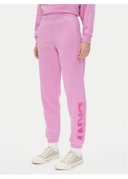 DKNY Spodnie dresowe DP5P3585 Różowy Regular Fit ze sklepu MODIVO w kategorii Spodnie damskie - zdjęcie 181158588