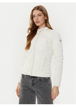 Guess Kurtka puchowa W5RL00 WGV30 Écru Regular Fit ze sklepu MODIVO w kategorii Kurtki damskie - zdjęcie 181158748