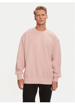 Levi's® Bluza Authentic A9244-0018 Różowy Relaxed Fit ze sklepu MODIVO w kategorii Bluzy męskie - zdjęcie 181158869